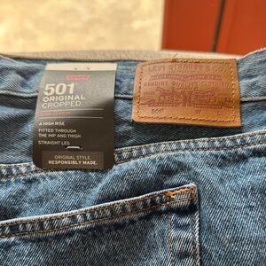 Levi's 501 Original Cropped Jeans in Classic Blue